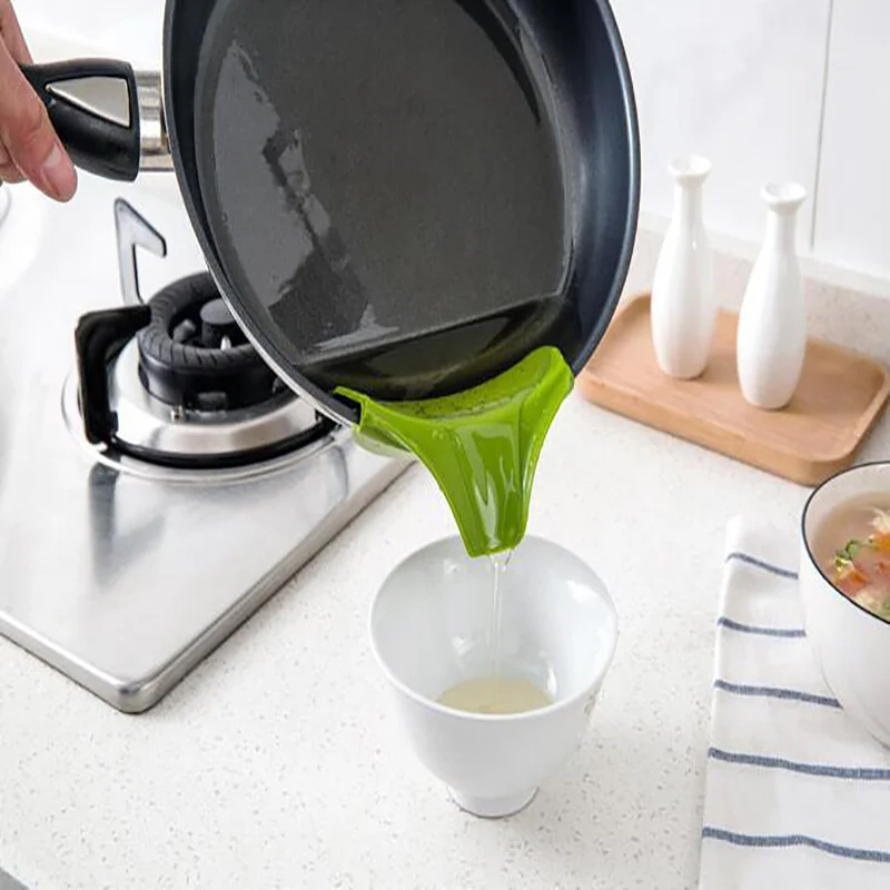 

Creative Anti-spill Silicone Slip On Pour Soup Spout Funnel for Pots Pans and Bowls and Jars Kitchen Gadget Tool