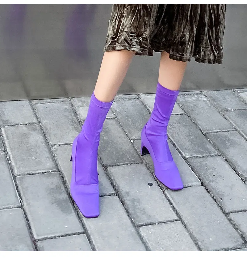 Осенние женские сапоги-носки с квадратным носком без застежки; эластичные сапоги; Цвет фиолетовый, черный; вечерние удобные короткие сапоги; женские сапоги на высоком каблуке