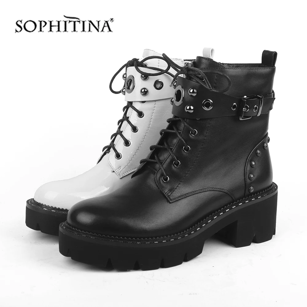 SOPHITINA/Ботинки женские. Модные ботинки из высококачественной натуральной кожи с металлическим украшением и шнуровкой спереди и молнием сбоку. Женсвь на квадратном каблуке; женские ботильоны в байкерском стиле. SC434