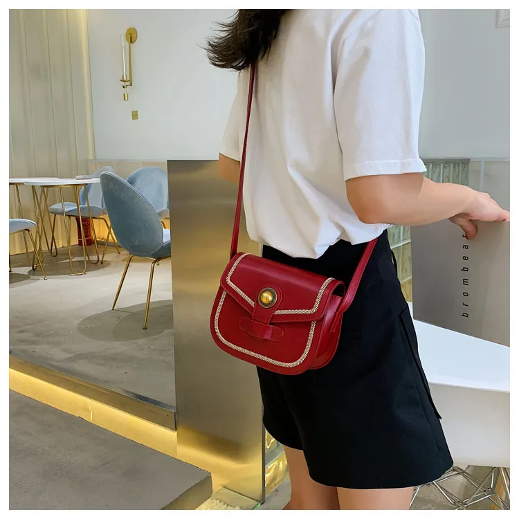 

Women 2019 new slung Korean chain bag wedding season flip ladies small square bag Clavicular bottle