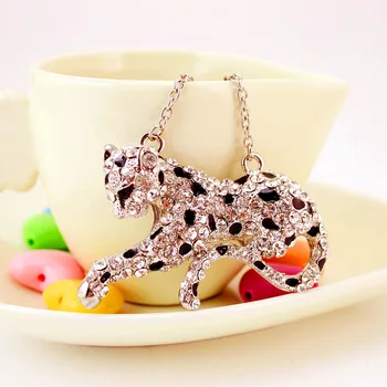 

2020 New Fashion Creative Cheetah Keychain Animal Metal Pendant Rhinestone Men Keychain Gift