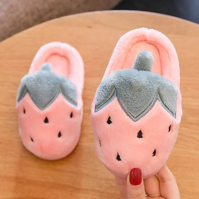 pink 1 Домашние тапочки для маленьких девочек; осенне-зимние детские домашние шлепанцы; нескользящая теплая плюшевая обувь; милые тапочки с клубничкой - Цвет: pink 1