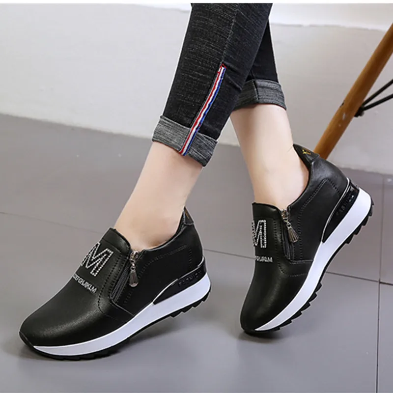 Женские кроссовки из искусственной кожи на платформе танкетке со стразами