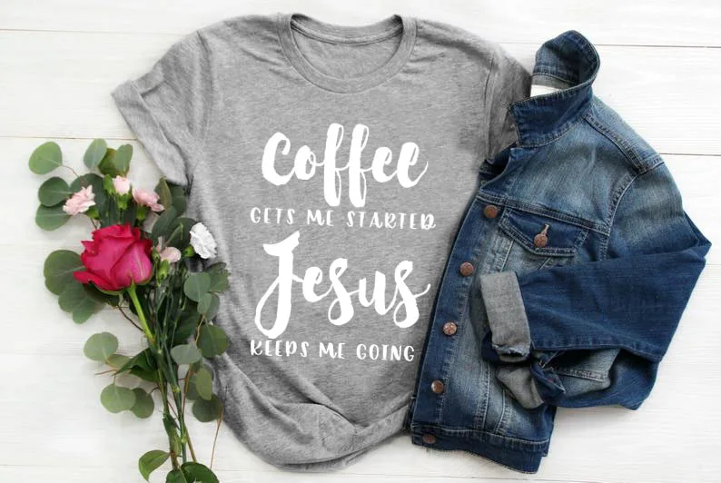 Футболка с надписью «coffee Gets Me Started Jesus», религиозная одежда, Стильная хлопковая футболка, забавный стих из Христианской Библии, графитная одежда, Топ - Цвет: gray tee white text