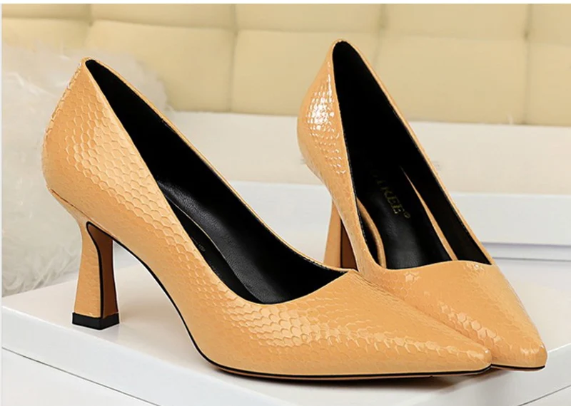 Женские пикантные туфли-лодочки женские туфли на тонком высоком каблуке с острым носком из змеиной кожи высокого качества; модная женская обувь из искусственной кожи; коллекция года; большие размеры