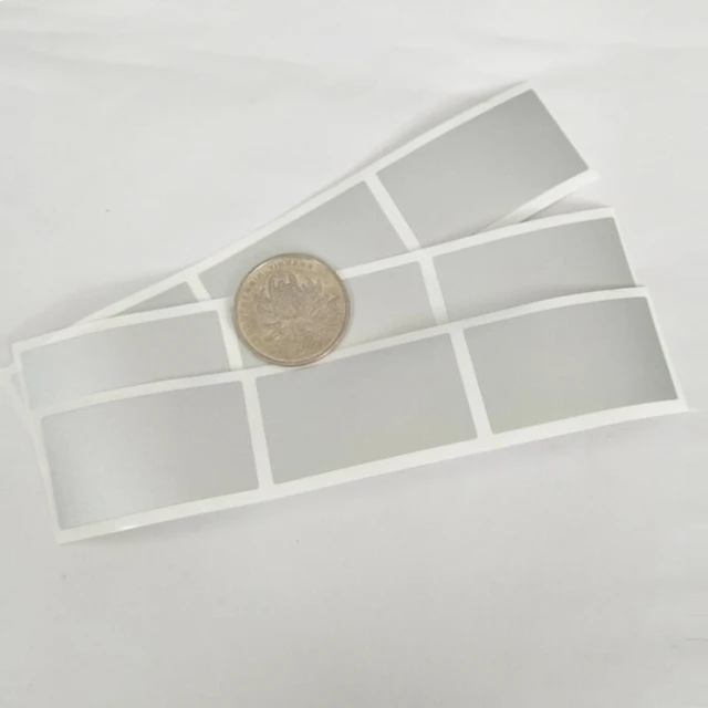 손으로 긁으면 순간적으로 긁히기 때문에 얇은 젖은 천에 담근 후 문지르면 됩니다.