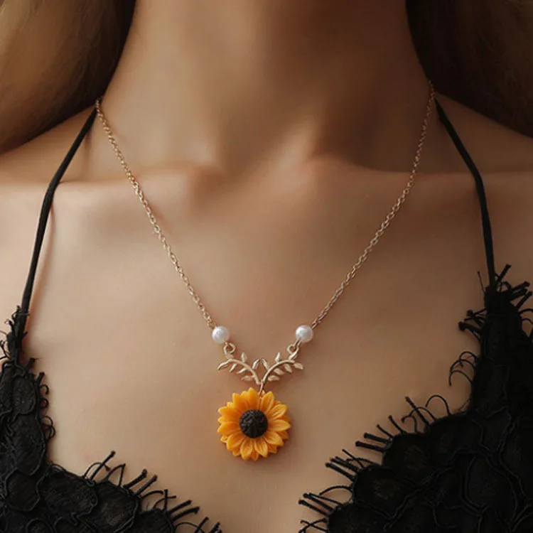 

New creative jewelry Beautiful sunflower necklace Feminine fashion pendant necklace
