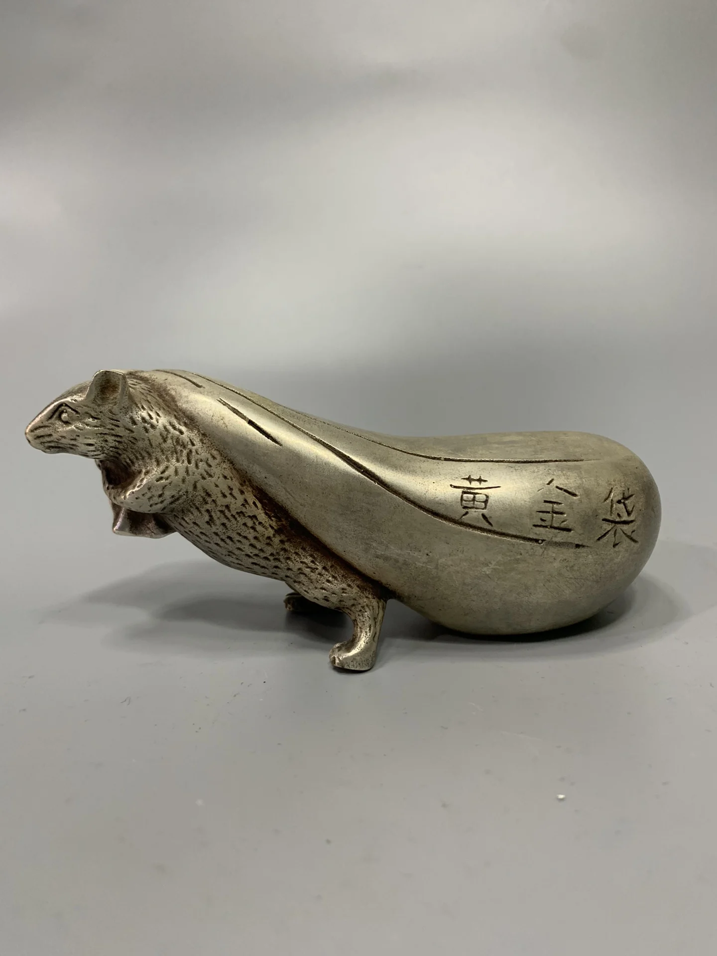 

Exquisite antique white copper mouse Gold bag home decoration