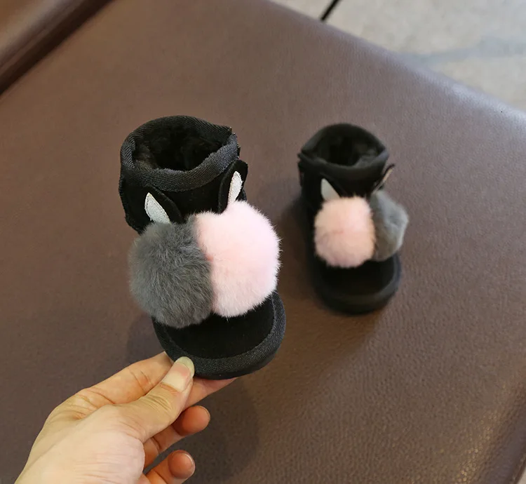 Зимние кожаные детские зимние ботинки для девочек с плюшевой подкладкой и помпонами из кроличьего меха; детская повседневная обувь