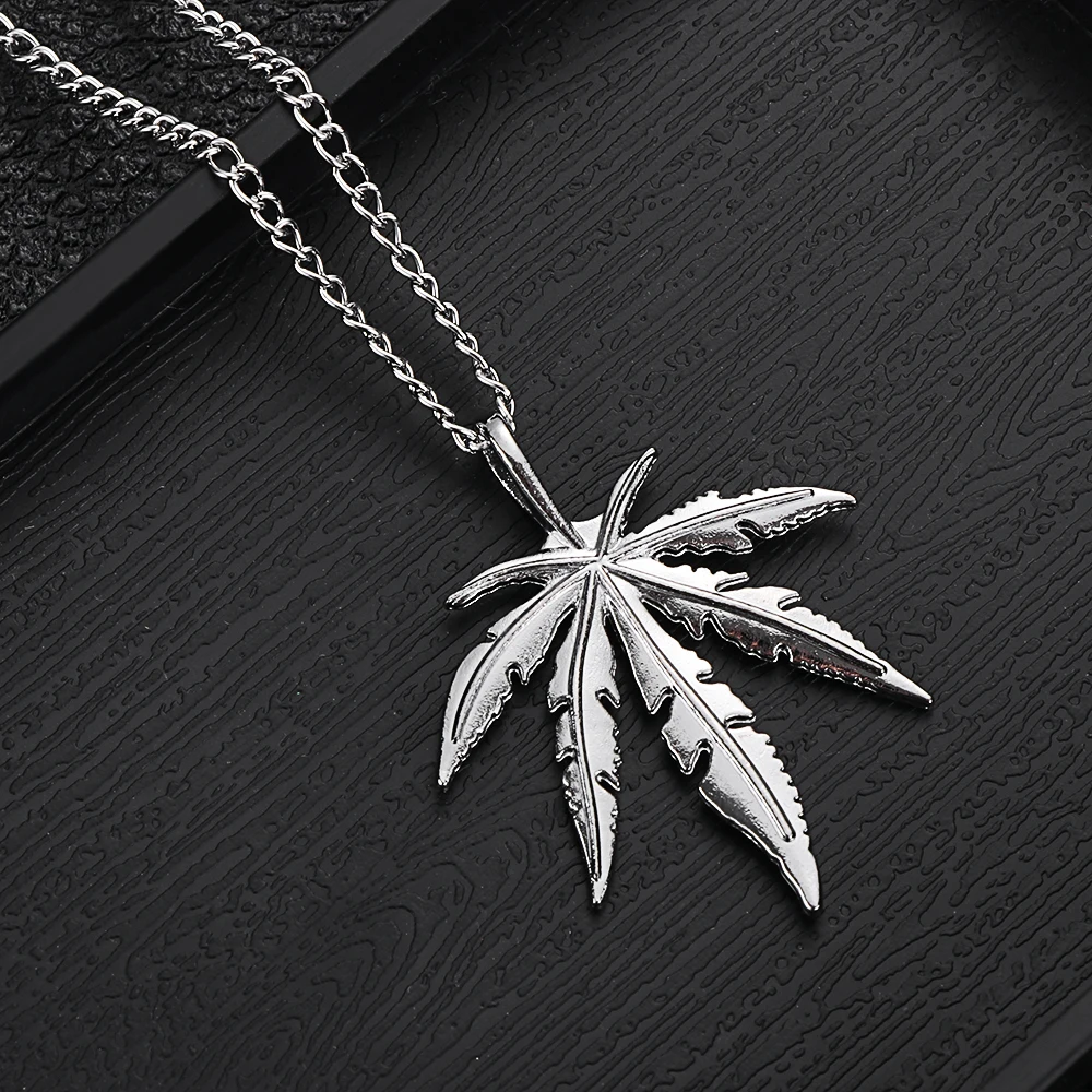 1Pcs Fashion Maple Leaf Necklace Titanium Steel Leaf Pendant Glittery Charm Chain Gift Jewelry Hip Hop Jewelry Accessories silver locket