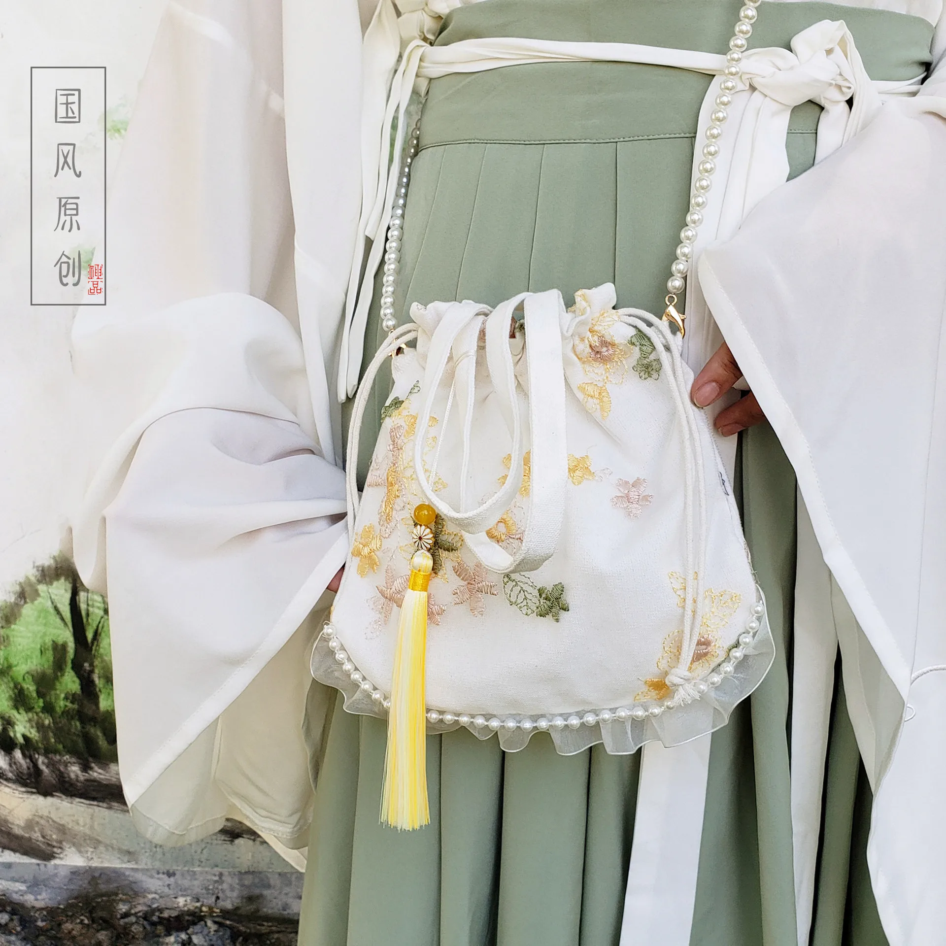 

Синего и желтого цвета с жемчугом сумка Hanfu Китайский Стиль старинные портмоне с цветочной вышивкой оборки Сумочка Кошельки кисточкой Фея сумка-мешок