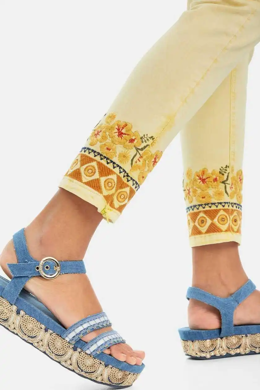 Испанский DEsigual Vaqueros bordados lavados con arena de varios estilos en espaunol
