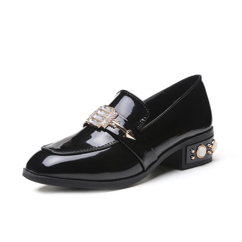 Маленькие кожаные туфли с жемчугом; женские блестящие лоферы на плоской подошве с квадратным носком; дизайнерские Оксфордские слипоны на толстом каблуке с заклепками; обувь в стиле Дерби - Цвет: black-1