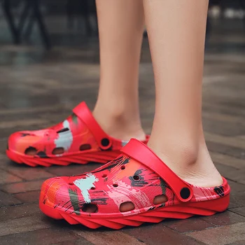 

2020 New Graffiti Summer Clogs Croc Man Beach Sandals Crocks Man Shoes Red Black White Slides Slippers Casual Jelly EVA Shoes