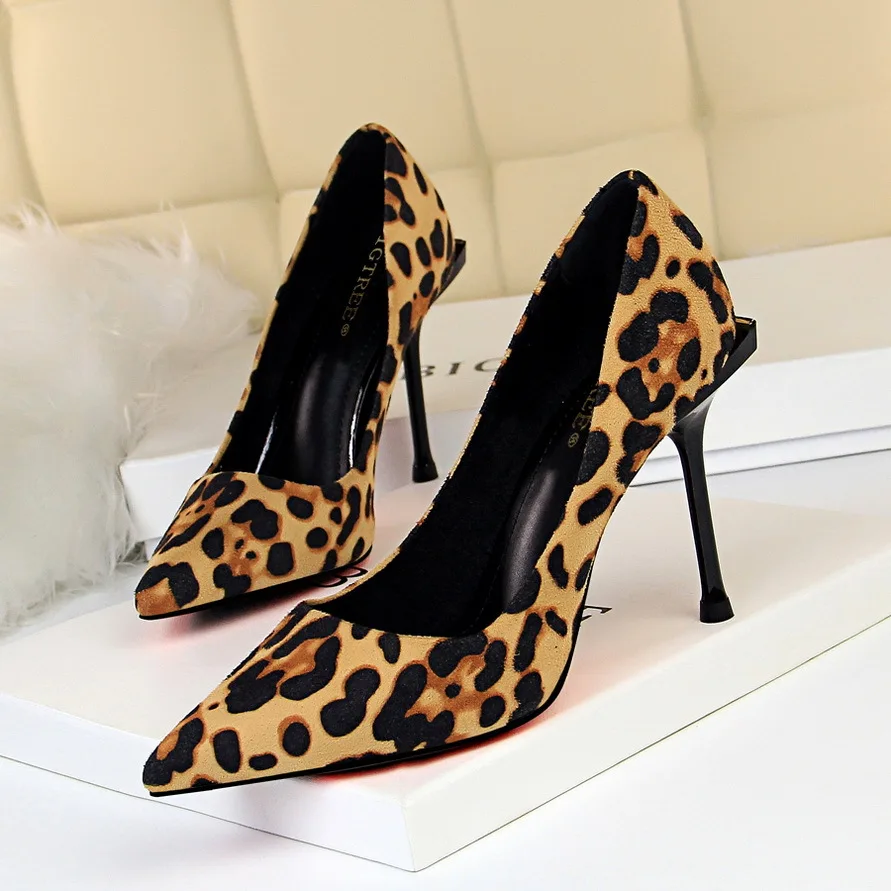 

European and American sexy nightclubs are thin female high-heeled shoes with shallow mouth and pointed head suede leopard print