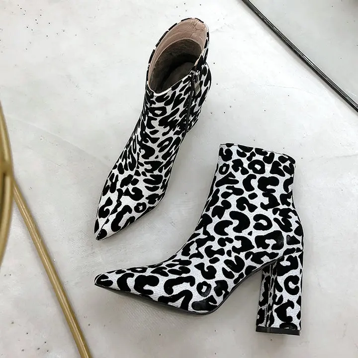 Модные леопардовые ботильоны; женские ботинки из искусственной кожи на высоком квадратном каблуке; женская обувь с острым носком на молнии; сезон осень-зима; цвет белый