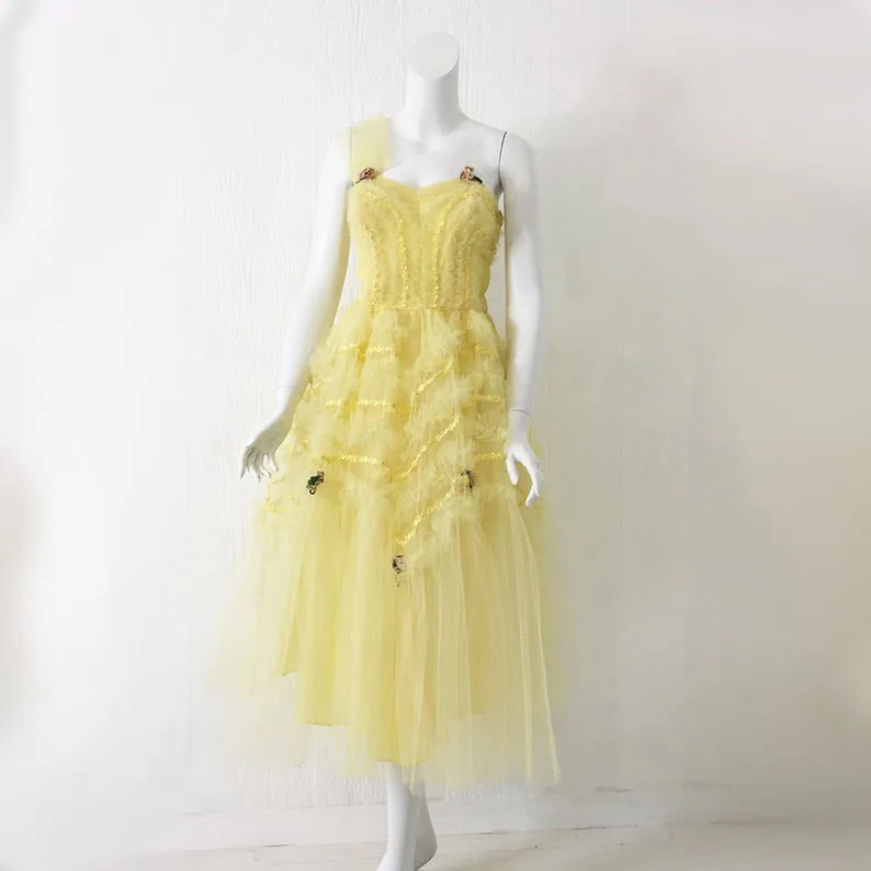 Светильник-желтое классическое элегантное женское платье из тюля с оборками на