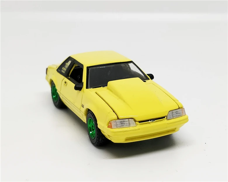 Зеленый светильник 1: 64 Ford Mustang GT 1988 5,0 бутик сплава автомобиля игрушки для детей Детские игрушки модель оптом