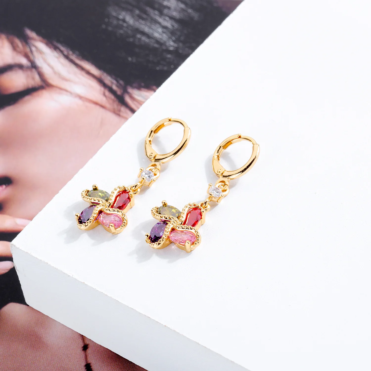 

Europe And America Fashion Parts Women's Copper Plated 18k Gold Earrings Women's Cool Color Diamond Set Clover Earrings Accessor