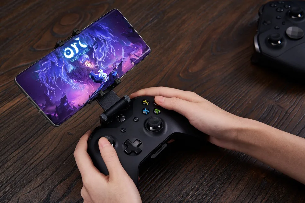 Mobile gaming clips for Xbox controllers (1)