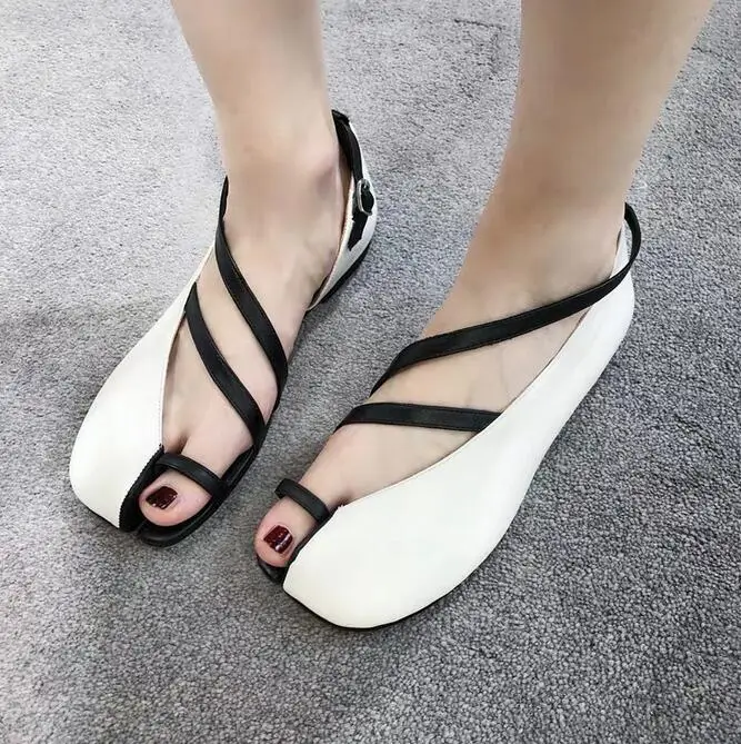 

Split Toe Summer New European Design Flat Women Sandals Gladiator Buckle Strap Mixed Color Cover Heel Casual Sandals Women