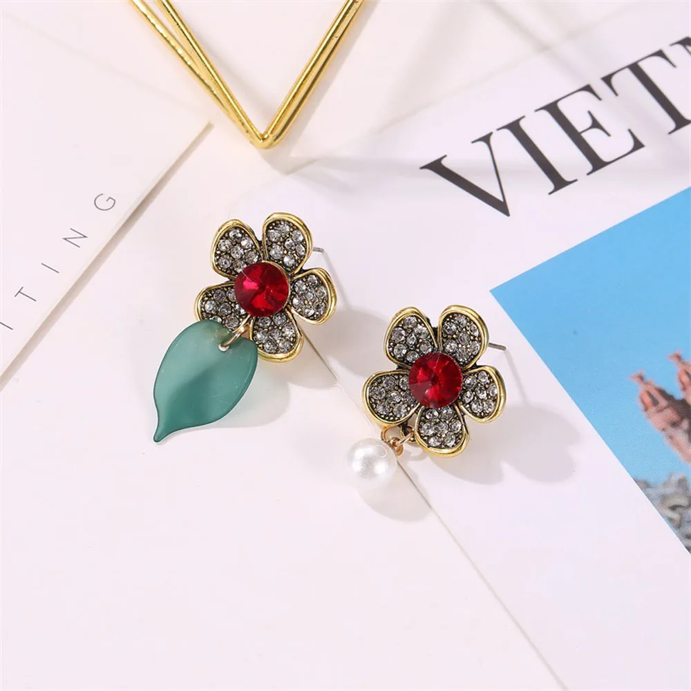 

Ancient Wind Earrings Rhinestone Earrings Retro Five-Petal Flower Temperament Asymmetric Pearl Flower Leaf Earrings Palace