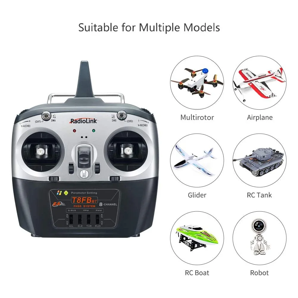 Émetteur RadioLink T8FB en main, prêt pour piloter un drone ou une voiture RC