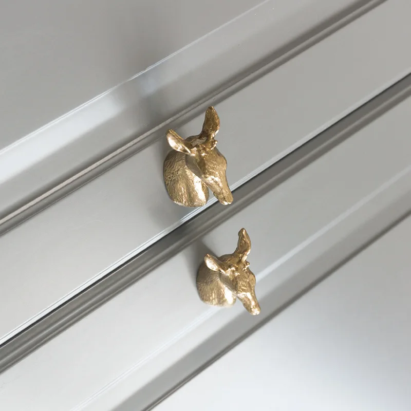 em forma de alças e botões de