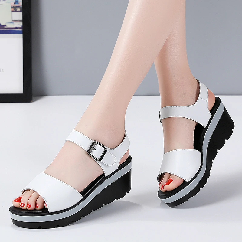 21女性のサンダル白フラットサンダルウェッジヒール夏女性オープントゥプラットフォームsandaliasレディースグラディエーターサンダル女性9000 Middle Heels Aliexpress