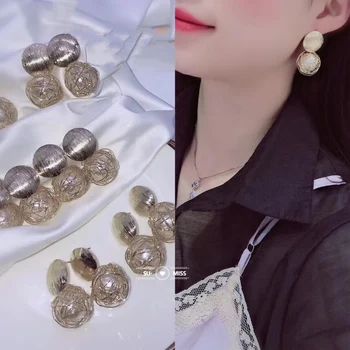 

New Earings Temperament Metal Ring Hollow Golden Silk Pearl Pendant Earrings Female Personality Exaggeration Chao Ren Net