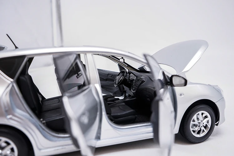 1:18 высокое тщательное NISSAN TIIDA сплав модель автомобиля статические металлические модельные автомобили с оригинальной коробкой