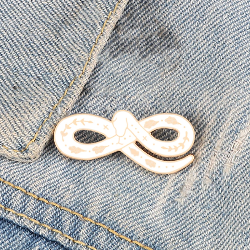 Animal Snakes Enamel Pins Black and White Brooches Bag Shirt Badges Lapel Pin Metal Icon Fashion Jewelry Gift for Friends Couple | Украшения