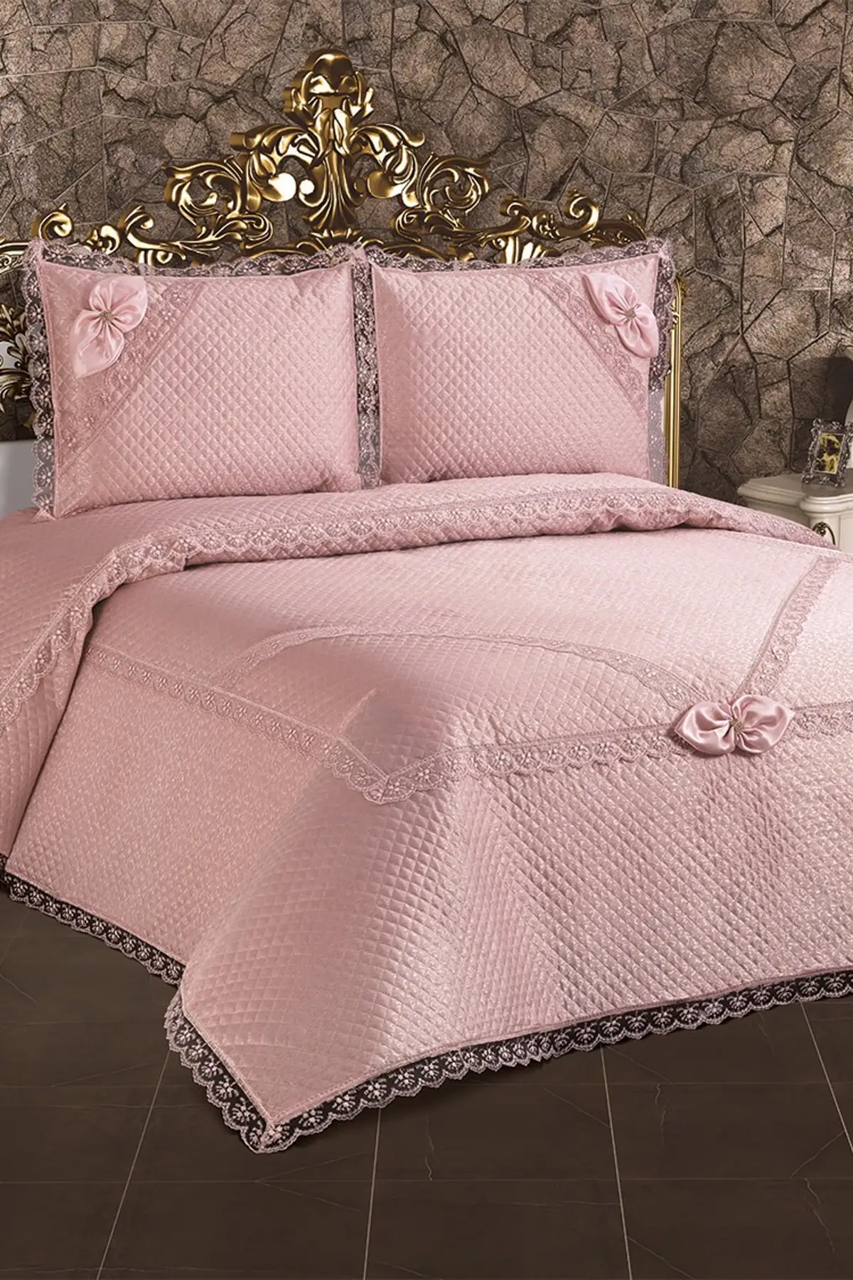 

Pique Set and Bed Cover - طقم بيكيه وغطاء سرير - Набор из пике и покрывало