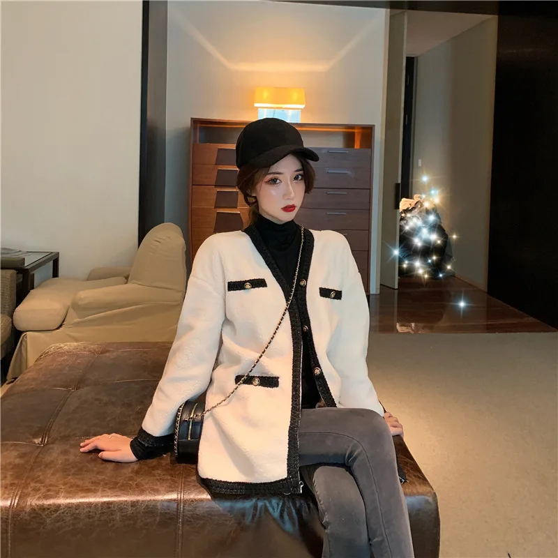 

Photo Shoot ~ 2019 Most New Style Graceful Contrast Color Fur Lambs Wool Coat Loose-Fit V-neck Shirt