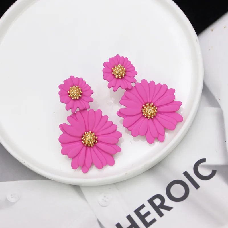 Блестящие боковые новые модные брендовые ювелирные изделия элегантные цветочные серьги-гвоздики для женщин подарок контрастные цвета ромашки Эффектные серьги