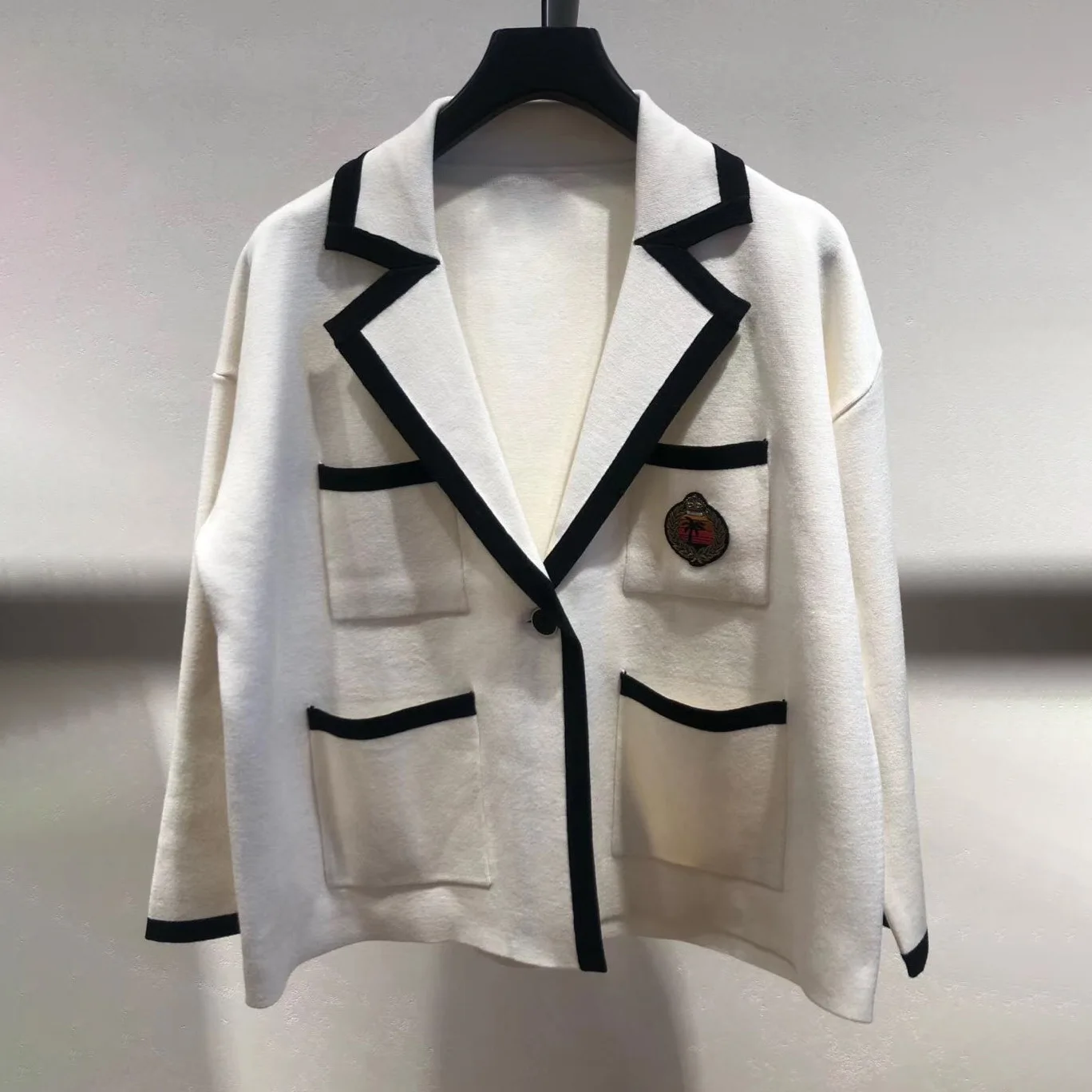 

Women Sweater 2020 Spring Summer New Black Line Trimmed Single Button V-neck Women's Knit Cardigan