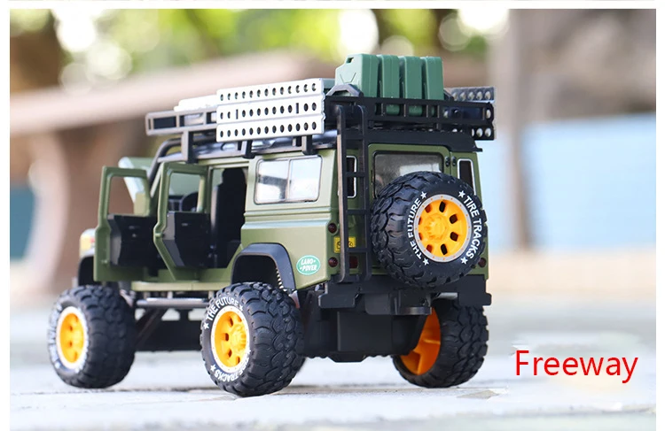1:28 литой игрушечный автомобиль Camel Defender модель автомобиля игрушка трофей детский звук и светильник Коллекционная модель автомобиля подарок на день рождения игрушечный автомобиль