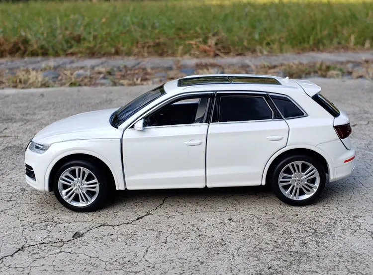 1:32 AUDI Q5 SUV Alloy Car Model Diecast & Toy Vehicles Metal Toy Car Model High Simulation Sound Light Collection Kids Toy Gift barbie car