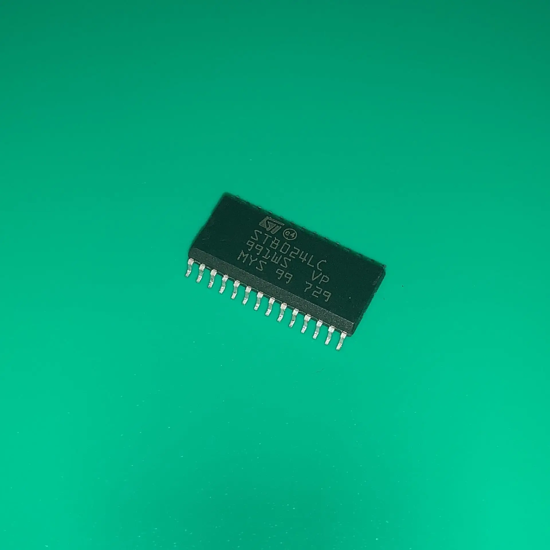 

30 шт./лот ST8024LCDR SOP28 карта памяти IC 28soic ST8024LC
