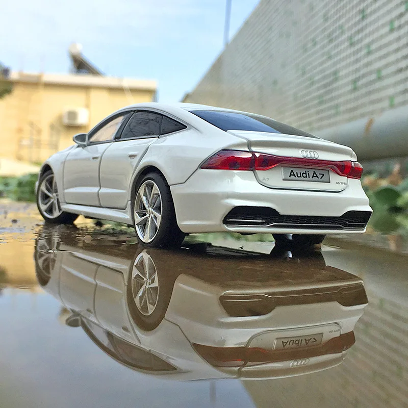 Модель автомобиля Audi A7 1:32 из сплава детская игрушечная машинка подарок на