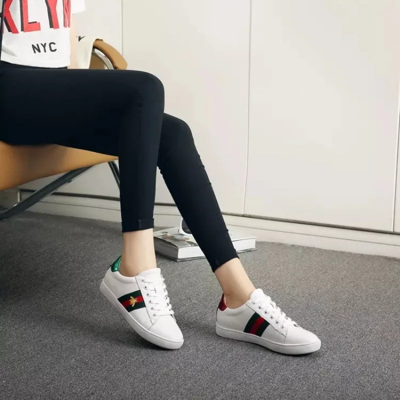 

Wechat Business Hot Selling Small Bee Yang Mi Celebrity Style Skate Shoes Star Genuine Leather White Shoes Women's round Flat Sp