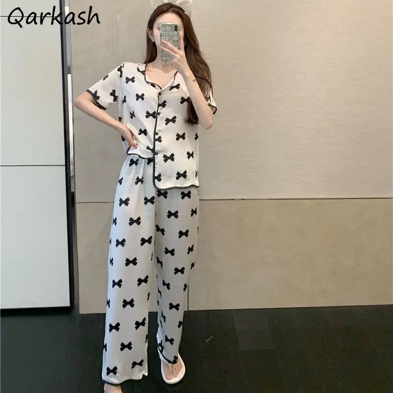 

Пижамный комплект Женский свободного кроя, повседневный домашний комплект из 2 предметов в Корейском стиле, топ с коротким рукавом и V-образным вырезом, удобные тонкие штаны с высокой талией и принтом