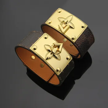 

Wholesale wide face leather printing four leaf flower hanging V-shaped Leather Bracelet for woman