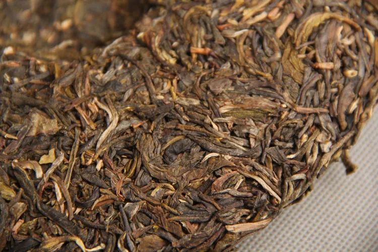 Menghai Pu'er Raw Pu'er Gong Bing Royal Pu'er Sheng Pu-erh 357 г