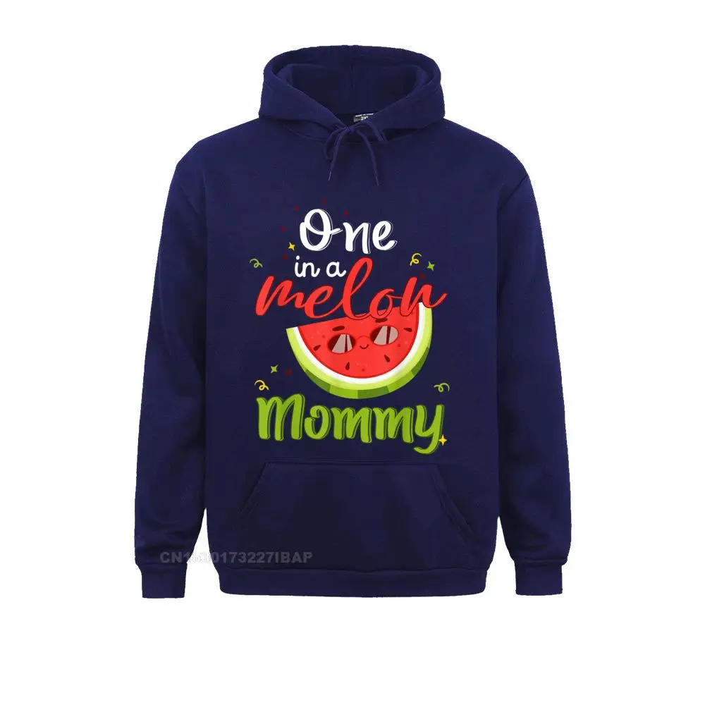 thumbnail image 1 of Sudadera con capucha divertida para hombre y mujer, con diseño de One In A Melon Mommy Sandía, estilo inglés, para el Día de la Madre, 1 of 5