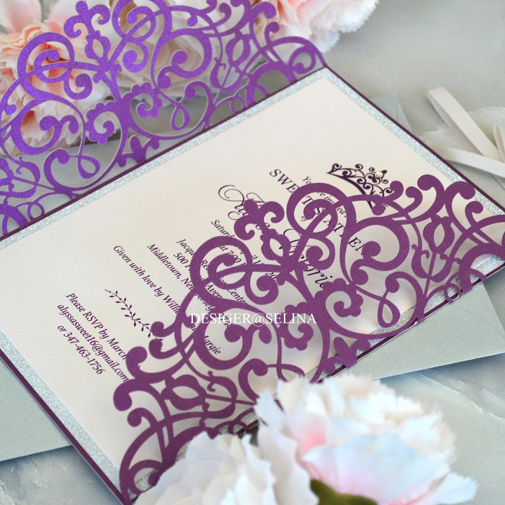 Свадебные приглашения фиолетового и серебристого цветов с блестками лентой