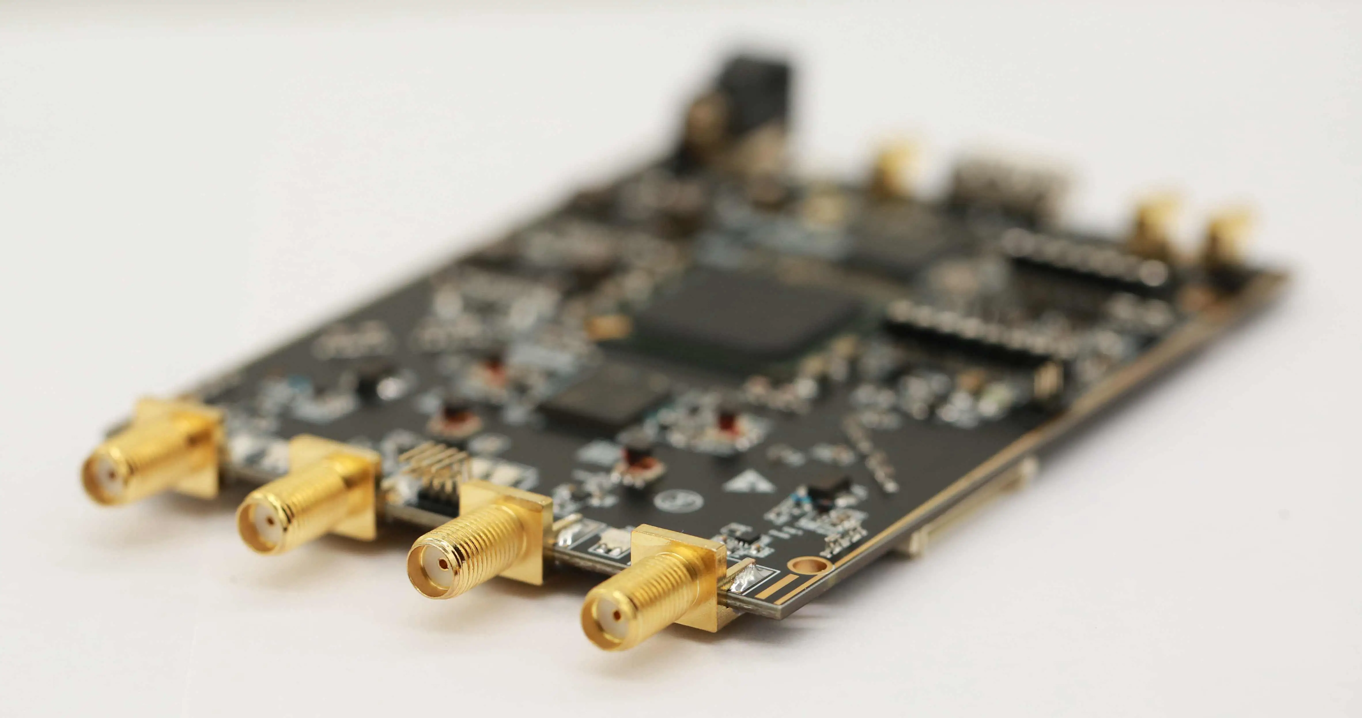 Для совместимых usrp-b210 MICRO+ версия полностью совместима с драйвером USRP и поддерживает ленточный preselector+ OCXO