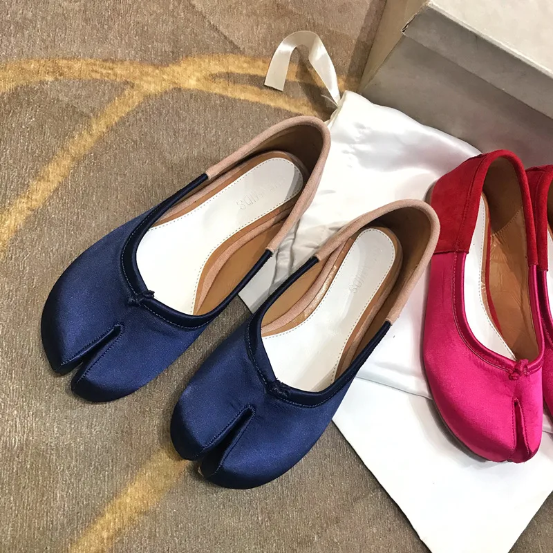 

MONMOIRA Elegant Silk Flat Shoes for Women Mixed Colors Separated Toe Women Flats Faux Fur Winter Designer Shoes Women SWA0341