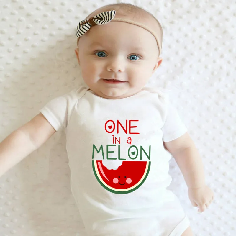 Милая новая одежда для малышей с принтом «One in a Melon» летний Боди для новорожденных мальчиков и девочек, хлопковые детские боди, комбинезон для детей от 0 до 18 месяцев