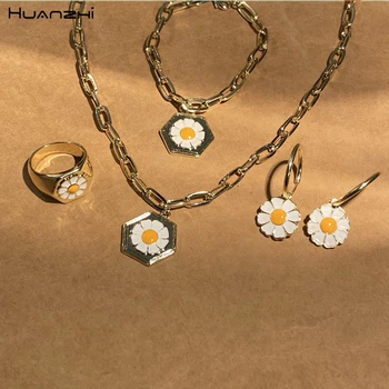 

HUANZHI 2020 New Korea Summer Enamel White Daisy Flowers Pendant Punk Golden Metal Link Chain Necklace Choker for Women Jewelry